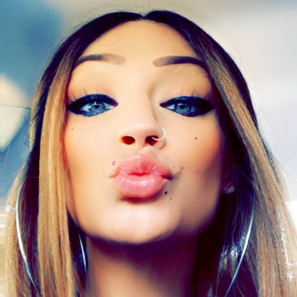 Welcome to my closet! My names D, I have SOO MUCH UNLISTED….And 🖤 trading! - Picture 9 of 12